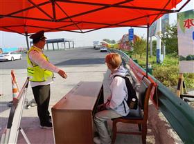 温馨指引学生�{��R�Q�守护一方��^安旅�?  height="130" border="0" style="width: 154px; border: solid 1px black;" />
                                                                                    </a><br />
                                                                                    温馨指引学生�{?..

                                                                                </td>
                                                                                <td style="width: 8px">&nbsp;</td>
                                                                            
                                                                                <td style="width: 160px" align="center" valign="top">
                                                                                    <a href=